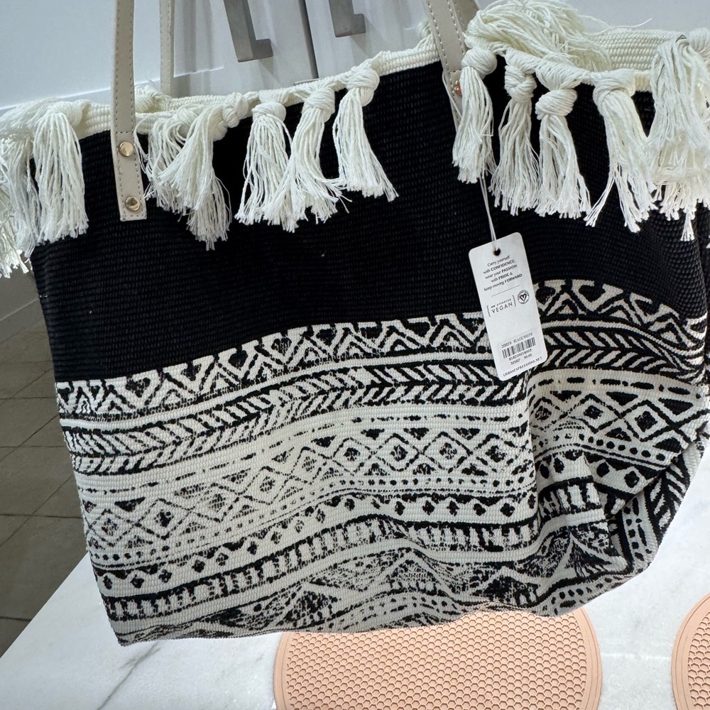 Urban Expressions Fringe Tote in Black and Cream
